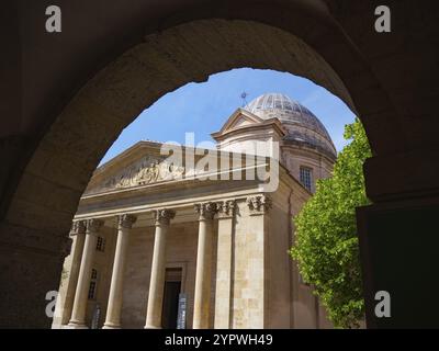 Historische Architektur in der Altstadt von Marseille, Frankreich. Das Centre de la Vieille Charite mit historischen Arkaden und einer Kirche mit Säulen Stockfoto