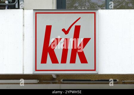 Berlin, Deutschland, 3. August 2021, Zeichen mit dem Logo des Textil-Discounters KiK, Europa Stockfoto