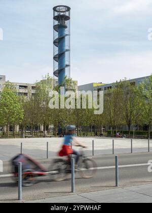 Der Oerliker Park in Zürich ist ein prominentes Beispiel für die Kombination von attraktivem urbanem Raum mit moderner, dichter Architektur Stockfoto