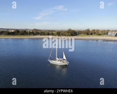 Luftaufnahme von kleinen Segelbooten in der Mission Bay von San Diego, Kalifornien, USA. Kleine Segelboote vor Anker in der Bucht. März 2020 Stockfoto