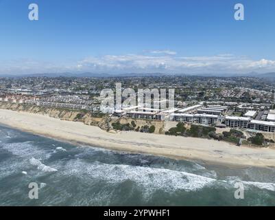 Aus der Vogelperspektive von Del Mar Shores, kalifornischen Küstenklippen und Haus mit blauem Pazifik. San Diego County, Kalifornien, USA, Nordamerika Stockfoto