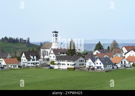 Das ländliche Dorf Schoenenberg liegt zwischen Hügeln und Feldern oberhalb des Zürichsees in der Schweiz Stockfoto