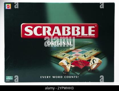 Nova Bana, Slowakei, 31. Dezember 2023: Scrabble Word Game Box isoliert auf weißem Hintergrund. Mattel Scrabble Original, Europa Stockfoto