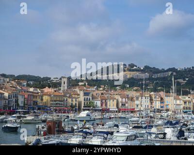 Das schöne Dorf Cassis, Frankreich, ist eine berühmte Touristenattraktion, mit farbenfrohen historischen Fassaden am alten Hafen in Europa Stockfoto