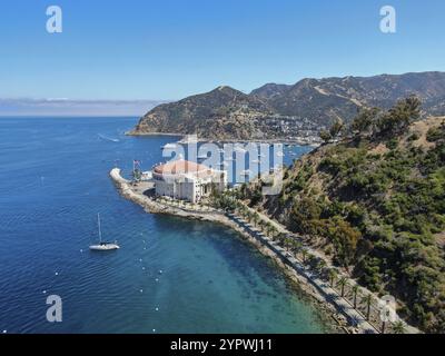 Blick aus der Vogelperspektive auf das Catalina Casino und den Hafen von Avalon mit Segelbooten, Fischerbooten und Yachten in der ruhigen Bucht, der berühmten Touristenattraktion in Santa Catal Stockfoto