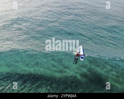 Aus der Vogelperspektive auf Surfer warten, paddeln und Wellen in einem wunderschönen blauen Wasser in La Jolla, San Diego, Kalifornien, USA genießen. Juli 2019 Stockfoto