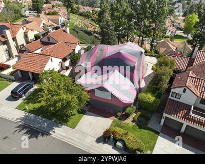 Überdachte Villa mit einem rot-grauen Zelt, während sie für Termiten begast wurde, San Diego, Kalifornien, USA. 17.. April 2022 Stockfoto