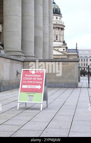 Berlin, Deutschland, 22. Januar 2022, Unterschrift für kostenlosen COVID-19-Test am Gendarmenmarkt mit französischem Dom im Hintergrund (Schwerpunkt auf dem Schild), Europa Stockfoto