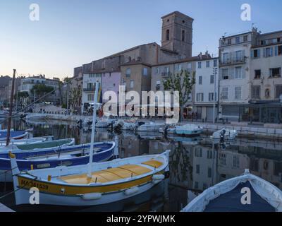 Die schöne kleine Stadt La Ciotat, Frankreich, ist eine Touristenattraktion mit farbenfrohen historischen Fassaden am alten Hafen. Situation während t Stockfoto