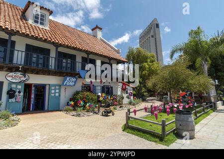 Seaport Village, Einkaufs- und Restaurantkomplex am Wasser in San Diego, berühmte Touristenattraktion. Südkalifornien. USA. Juni 2020 Stockfoto