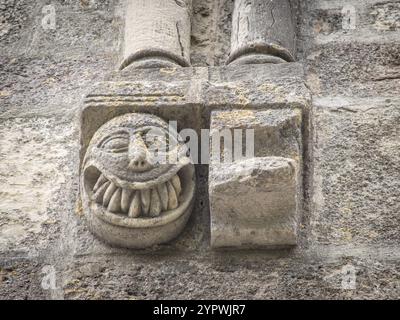 Geformtes Gesicht mit scharfen Zähnen, Heiligtum unserer Lieben Frau von Estibaliz, Alava, baskenland, spanien Stockfoto