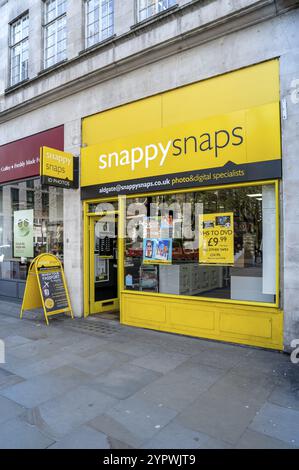 London, UK, 21. März 2024: Außenansicht des Snappy Snaps Stores in London. Snappy Snaps ist ein britisches Fotodienstleistungsunternehmen Stockfoto