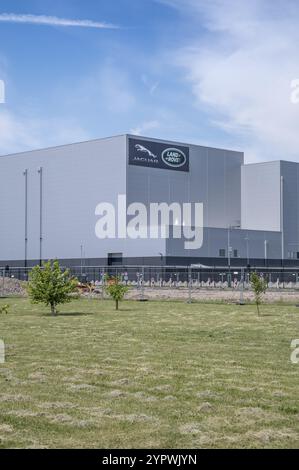 Nitra, Slowakei, 13. Mai 2024: Jaguar Land Rover Fertigungswerk in Nitra. Jaguar Land Rover Produktionsstätte. Slowakei, Europa Stockfoto