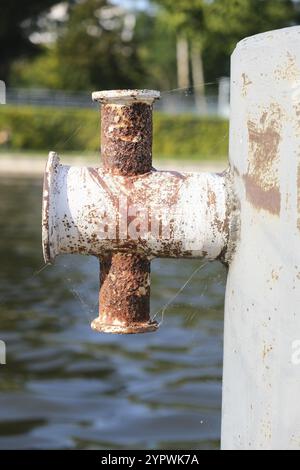 Berlin, Deutschland, verrosteter Schiffshalter mit Spinnbahnen an der Spree, Europa Stockfoto