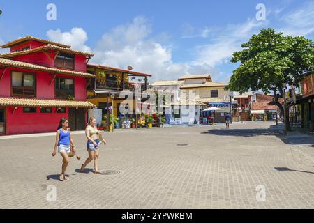 Berühmte Hauptstraße für Touristen und Einkaufsmöglichkeiten, Bar und Restaurant in Praia do Forte, Bundesstaat Bahia, Brasilien. Februar 2020 Stockfoto