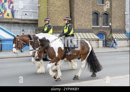 London, UK, 21. März 2024: London Metropolitan Police Officers on Horses on Tower Bridge Stockfoto