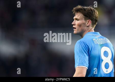 Turin, Italien. 1. Dezember 2024. Scott McTominay von SSC Napoli sieht sich während des Fußballspiels der Serie A zwischen Turin FC und SSC Napoli an. Quelle: Nicolò Campo/Alamy Live News Stockfoto