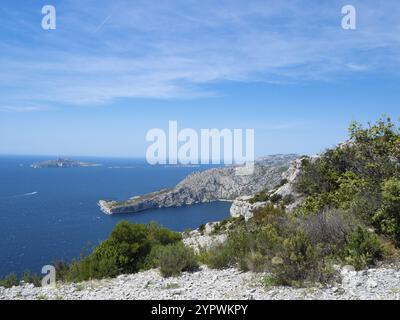 Der Calanques-Nationalpark bietet wunderschöne Wanderwege entlang der Klippen hoch über dem Mittelmeer Stockfoto