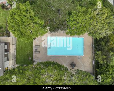 Luftaufnahme von Erholungseinrichtungen mit Pool in privater Wohnanlage in La Jolla, Califronia, USA. 21.. September 2022 Stockfoto