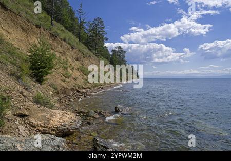 Das hohe steile Ufer des Baikalsees. Region Irkutsk, Russland. Sonniger Tag im August Stockfoto