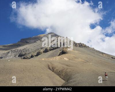 Die Haute Cime ist ein Gipfel über 3000 m im Massiv Dent du Midi im Wallis, Schweiz. Situation eines Wanderers, der durch bergige Ödlandschaften absteigt Stockfoto