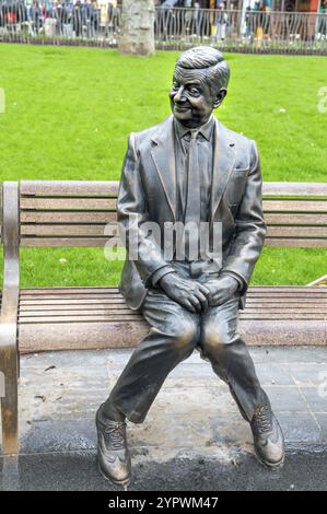 London, UK, 22. März 2024: Statue von Herrn Bean sitzt auf einer Bank. Rowan Atkinson Bronzestatue in London. UK Stockfoto