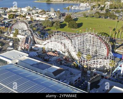 Aus der Vogelperspektive die berühmte Achterbahn „Giant Dipper“ im Belmont Park, einem Vergnügungspark, der 1925 an der Promenade von Mission Beach in San Diego, Kalifornien, erbaut wurde Stockfoto