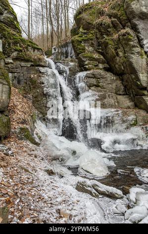 Der Starohutsky-Wasserfall am Sklenny potok (Glasbach) im Winter. Nova Bana. Slowakei Stockfoto