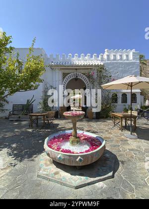 Eingangslobby mit kleinem Brunnen in der Korakia Pension in Palm Springs, Kalifornien, USA. September 2020 Stockfoto