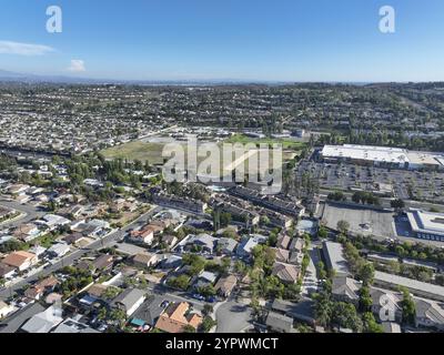 Luftaufnahme von La Habra City, in der nordwestlichen Ecke von Orange County, Kalifornien, USA, Nordamerika Stockfoto