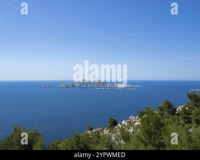 Der Calanques-Nationalpark bietet wunderschöne Wanderwege entlang der Klippen hoch über dem Mittelmeer Stockfoto