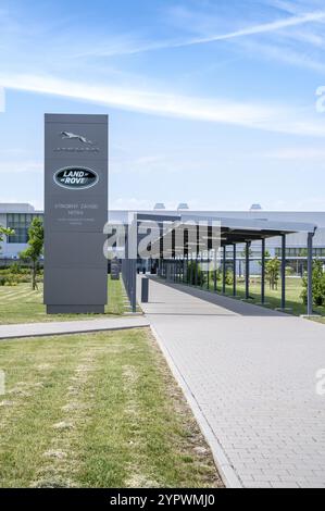 Nitra, Slowakei, 13. Mai 2024: Jaguar Land Rover Fertigungswerk in Nitra. Jaguar Land Rover Produktionsstätte. Slowakei, Europa Stockfoto