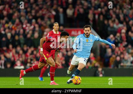 Anfield, Liverpool am Sonntag, 1. Dezember 2024. Luis Diaz spielte mit Bernardo Silva in Manchester City beim Premier League-Spiel zwischen Liverpool und Manchester City in Anfield, Liverpool am Sonntag, den 1. Dezember 2024. (Foto: Steven Halliwell | MI News) Credit: MI News & Sport /Alamy Live News Stockfoto