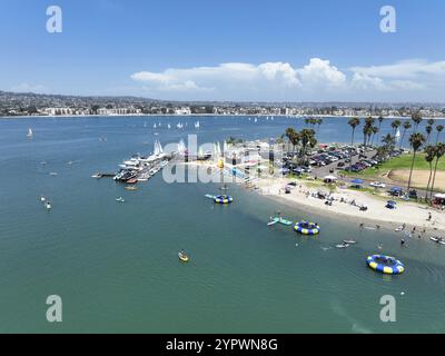 Luftaufnahme von Booten und Kajaks in der Mission Bay Wassersportzone in San Diego. Berühmtes Touristenziel, Kalifornien. USA. 22.. August 2022 Stockfoto