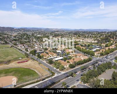 Luftaufnahme des Stadtteils San Marcos mit Häusern und Straßen an sonnigen Tagen, Kalifornien, USA, Nordamerika Stockfoto