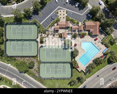 Luftaufnahme Schwimmbad und Tennisplatz in Mittelklasse Nachbarschaft Gemeinschaft in Rancho Bernardo, Südkalifornien, USA. August 2020 Stockfoto