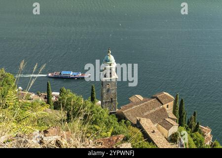 Morcote in der Schweiz ist ein historisches Dorf direkt am Lago di Lugano. Wunderschöne Aussicht von den umliegenden Hügeln auf die historische Kirche Stockfoto