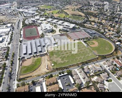 Luftaufnahme von San Marcos Nachbarschaft mit Schule und Sportplatz, San Diego, Kalifornien, USA. Juli 2021 Stockfoto