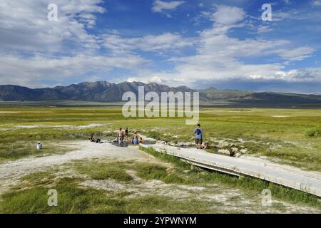 Familien und Kinder genießen Wild Willy's Hot Spring in Long Valley, Mammoth Lakes, Mono County, Kalifornien. USA. Natürliche heiße Quellen aus alten Vulkanen Stockfoto