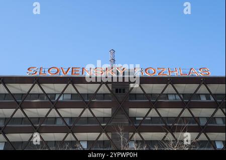 Bratislava, Slowakei, 20. Januar 2024 : das slowakische Funkgebäude (Budova Slovenskeho rozhlasu) ist wie eine umgedrehte Pyramide geformt. Bratislava. Slov Stockfoto