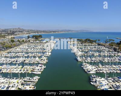 Luftaufnahme von Dana Point Harbor und ihre Marina mit Jacht und Segelboot. südlichen Orange County, Kalifornien. USA Stockfoto