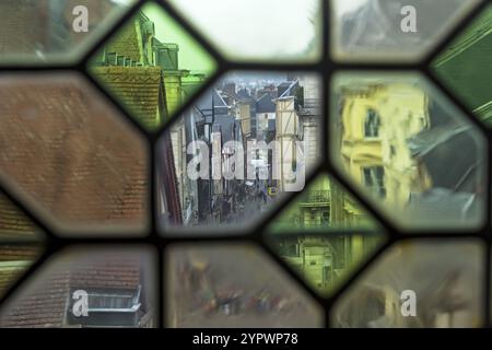 Rouen, Frankreich, 30. August 2018: Blick auf die Stadtstraße durch das alte Fenster auf dem Uhrturm (Gros-Horloge). Rouen, Normandie, Frankreich, Europa Stockfoto