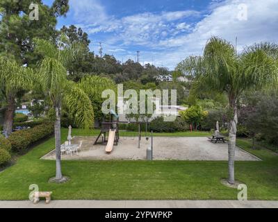 Luftaufnahme von Freizeiteinrichtungen mit Kinderspielgorund in privater Wohnanlage in La Jolla, Califronia, USA. 21.. September 2022 Stockfoto