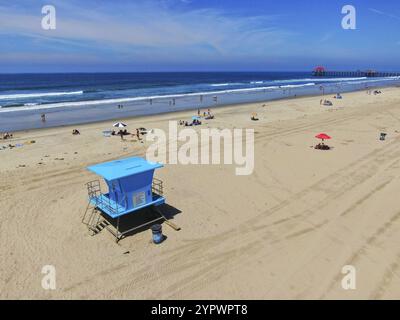 Rettungsschwimmerturm am Huntington Beach an sonnigen Tagen. Südöstlich Von Los Angeles, Kalifornien. USA, 13. Juli 2020 Stockfoto