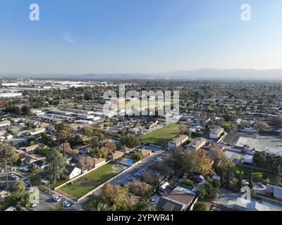 Luftaufnahme der Stadt Ontario in Kalifornien mit Bergen im Hintergrund, Kalifornien, USA, Nordamerika Stockfoto