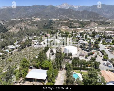 Aus der Vogelperspektive auf die wohlhabende Gemeinde Alta Loma und die Bergkette Rancho Cucamonga, Kalifornien, USA, Nordamerika Stockfoto