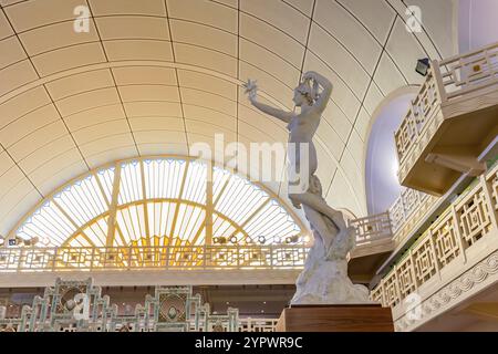 ROUBAIX, FRANKREICH, 14. JUNI 2024 : Innenräume Art déco-Dekore und Skulpturen des olympischen Schwimmbades La Piscine, erbaut im Jahr 1927 vom Archit von Lille Stockfoto