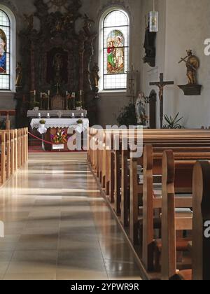 Blick auf den Altar in der katholischen Kirche St. Michael in Pfronten. Bayern, Deutschland, Europa Stockfoto