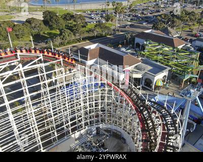 Aus der Vogelperspektive die berühmte Achterbahn „Giant Dipper“ im Belmont Park, einem Vergnügungspark, der 1925 an der Promenade von Mission Beach in San Diego, Kalifornien, erbaut wurde Stockfoto