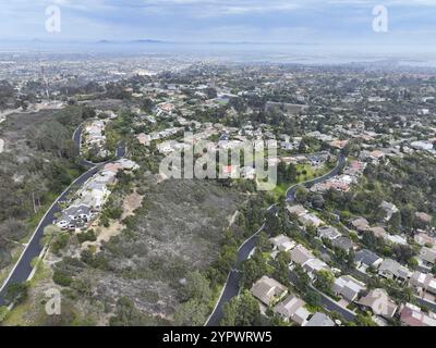 Aus der Vogelperspektive über La Jolla Hills mit großen Villen und dem Meer im Hintergrund, San Diego, Kalifornien, USA, Nordamerika Stockfoto